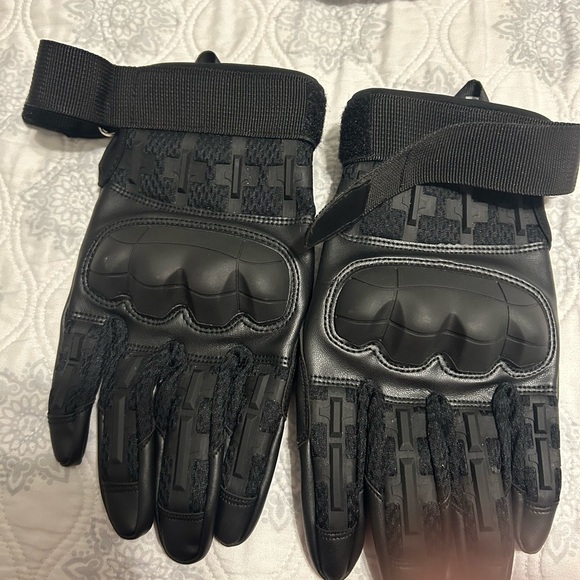 Black Tactical Gloves with Hard Knuckle Protection and Velcro Closure - Picture 5 of 5